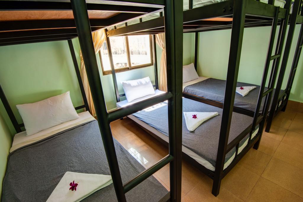 B52 Hostel Phnom Penh Bagian luar foto