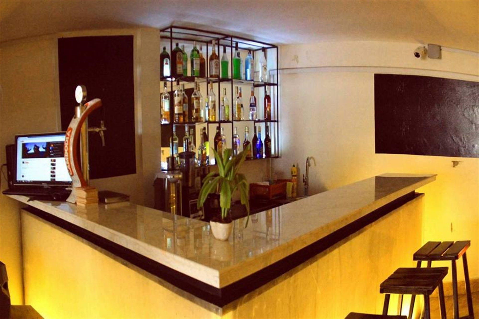 B52 Hostel Phnom Penh Bagian luar foto